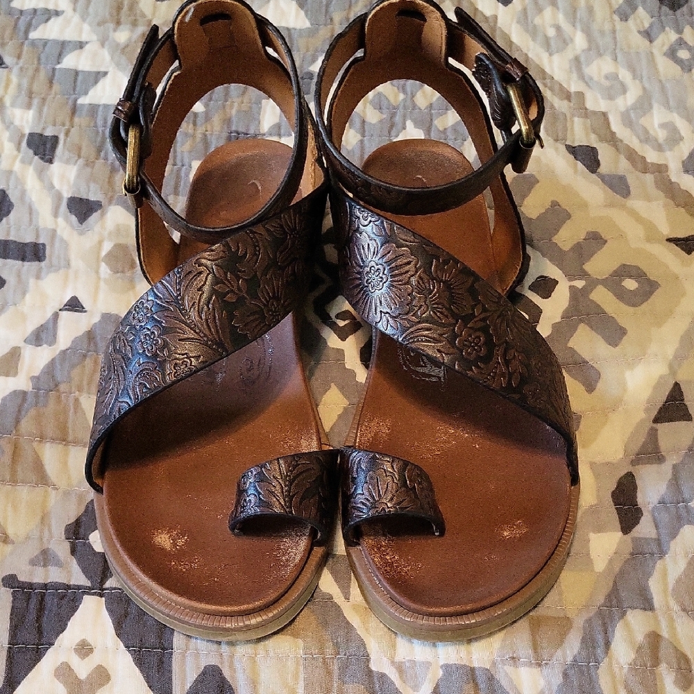 Elegant Floral Patterned Brown Sandals